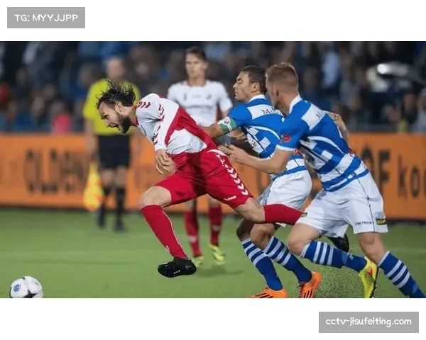 特写镜头：比赛结束后，获胜方教练与定位球教练在场边长时间复盘战术板